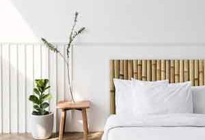 Cabecero de cama hecho de bambú. Decorar un dormitorio de matrimonio buscando el relax. Mueble auxiliar.