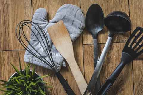 Conjunto de utensilios de cocina listos para ordenar en un cubertero. Mueble Auxiliar. Pixabay.